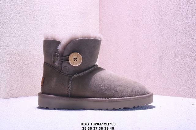 Ugg 小红书爆款 羊绒鞋垫 冬季保暖外出 家居都是很适合的选择 进年Uug推出款式系列 局部偏向年轻消费者喜好 也走到时尚潮流穿搭的前沿 鞋身材质Uggpur