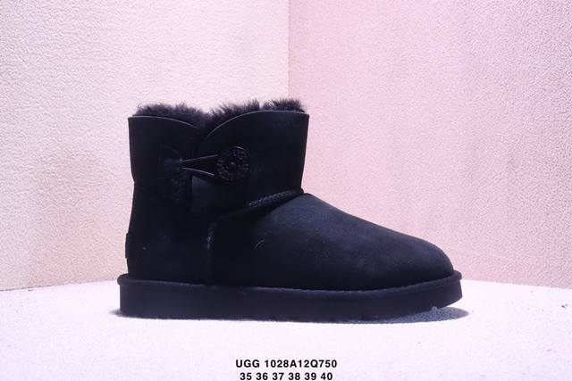 Ugg 小红书爆款 羊绒鞋垫 冬季保暖外出 家居都是很适合的选择 进年Uug推出款式系列 局部偏向年轻消费者喜好 也走到时尚潮流穿搭的前沿 鞋身材质Uggpur