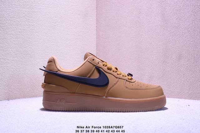 36-45 Nike 耐克 大空军大勾 男女鞋真标带半码，原楦原纸版数据开发版型，采用皮革鞋面材质，内里及脚垫猪皮贴附，缜密中底拉帮工艺，全新原数据开发加宽厚重