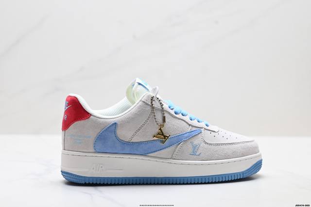 真标耐克Nike Air Force 1“07空军一号低帮百搭休闲运动板鞋。柔软、弹性十足的缓震性能和出色的中底设计，横跨复古与现代的外型结合，造就出风靡全球三