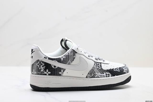 真标耐克Nike Air Force 1“07空军一号低帮百搭休闲运动板鞋。柔软、弹性十足的缓震性能和出色的中底设计，横跨复古与现代的外型结合，造就出风靡全球三
