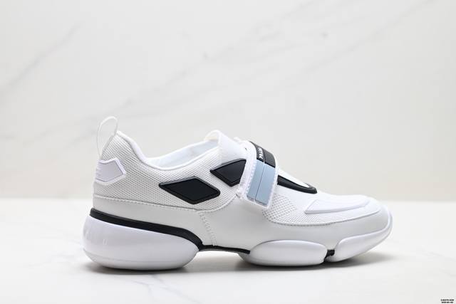 公司级Prada普拉达 织物橡胶 厚底套脚 透气低帮生活休闲鞋 男款 此款全新的Cloudbust运动鞋采用运动和创新设计，具有网眼锥形轮廓和气垫设计。高帮橡胶