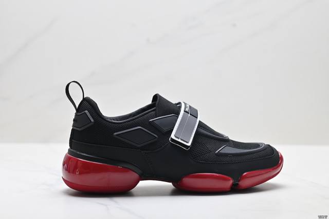 公司级Prada普拉达 织物橡胶 厚底套脚 透气低帮生活休闲鞋 男款 此款全新的Cloudbust运动鞋采用运动和创新设计，具有网眼锥形轮廓和气垫设计。高帮橡胶