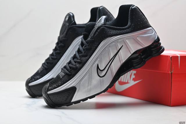 真标Nike Shox R4系列 耐克 低帮运动休闲气垫运动鞋 穿上 Nike Shox R4，重燃光盘和翻盖式手机时代。该现代经典版型结合响应灵敏的缓震配置，