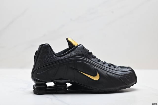真标Nike Shox R4系列 耐克 低帮运动休闲气垫运动鞋 穿上 Nike Shox R4，重燃光盘和翻盖式手机时代。该现代经典版型结合响应灵敏的缓震配置，