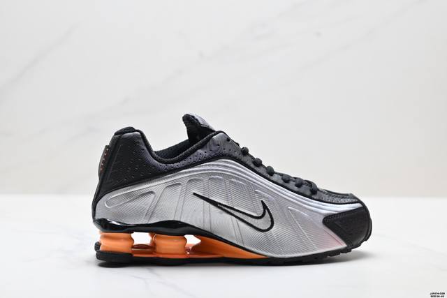 真标Nike Shox R4系列 耐克 低帮运动休闲气垫运动鞋 穿上 Nike Shox R4，重燃光盘和翻盖式手机时代。该现代经典版型结合响应灵敏的缓震配置，