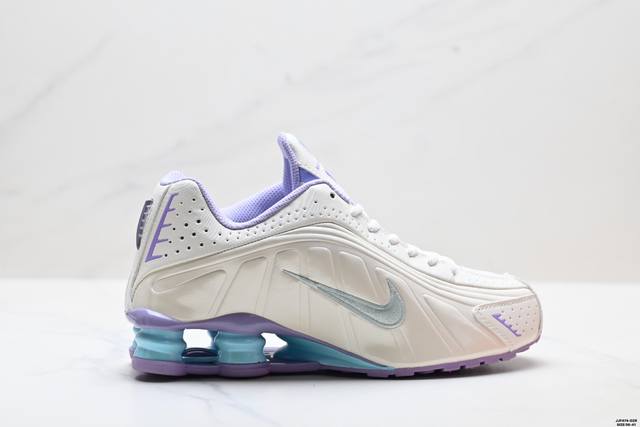 真标Nike Shox R4系列 耐克 低帮运动休闲气垫运动鞋 穿上 Nike Shox R4，重燃光盘和翻盖式手机时代。该现代经典版型结合响应灵敏的缓震配置，