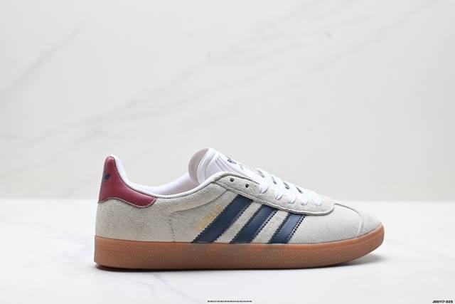 真标Adidas Originals Gazelle 阿迪达斯 三叶草休闲防滑耐磨低帮板鞋 鞋头出色设计 塑就出众贴合感 稳固的后跟贴合足部曲线设计 软弹舒适