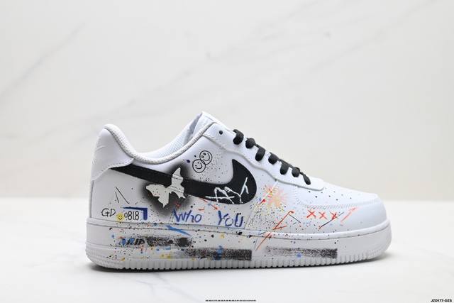 公司级耐克Nike Air Force 1’07空军一号低帮百搭休闲运动板鞋。柔软、弹性十足的缓震性能和出色的中底设计，横跨复古与现代的外型结合，造就出风靡全球