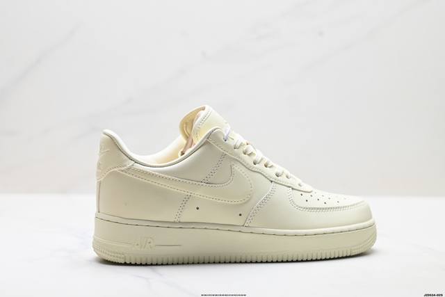 公司级耐克Nike Air Force 1’07空军一号低帮百搭休闲运动板鞋。柔软、弹性十足的缓震性能和出色的中底设计，横跨复古与现代的外型结合，造就出风靡全球