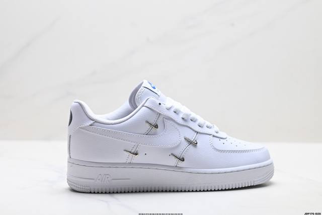 真标耐克Nike Air Force 1‘07 空军一号低帮百搭休闲运动板鞋。柔软、弹性十足的缓震性能和出色的中底设计，横跨复古与现代的外型结合，造就出风靡全球