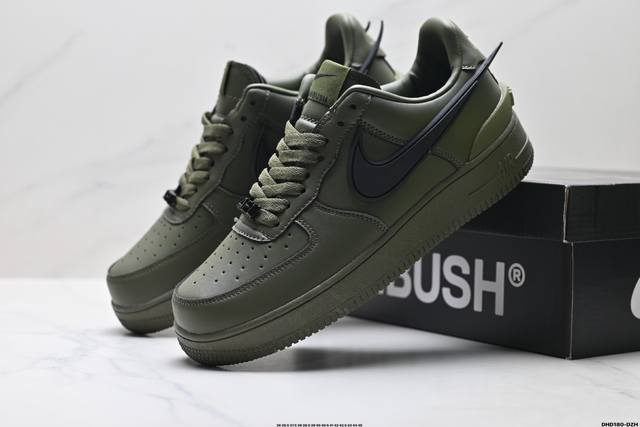 真标Ambush X Nike Air Force 7 Low 耐克 空军一号联名 低帮休闲板鞋 鞋款鞋身以及内衬均采用了纯色皮革打造 标志性的超大Swoosh