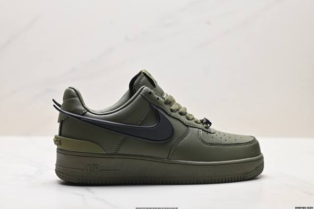 真标Ambush X Nike Air Force 7 Low 耐克 空军一号联名 低帮休闲板鞋 鞋款鞋身以及内衬均采用了纯色皮革打造 标志性的超大Swoosh