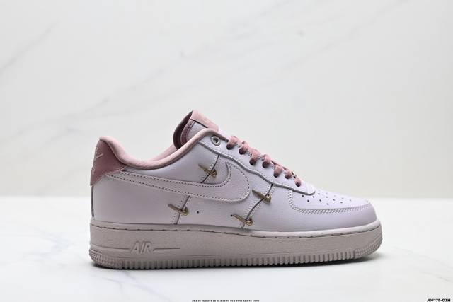 真标耐克Nike Air Force 1‘07 空军一号低帮百搭休闲运动板鞋。柔软、弹性十足的缓震性能和出色的中底设计，横跨复古与现代的外型结合，造就出风靡全球