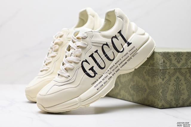 古驰老爹鞋来袭采用厚实鞋底和沉稳结构的设计，从80年代印花中汲取灵搭配的复古 Gucci Logo 以老爹鞋 Rhyton 的复古感，向悠长的时尚智慧致敬。古驰