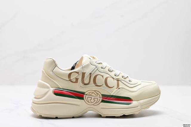 古驰老爹鞋来袭采用厚实鞋底和沉稳结构的设计，从80年代印花中汲取灵搭配的复古 Gucci Logo 以老爹鞋 Rhyton 的复古感，向悠长的时尚智慧致敬。古驰