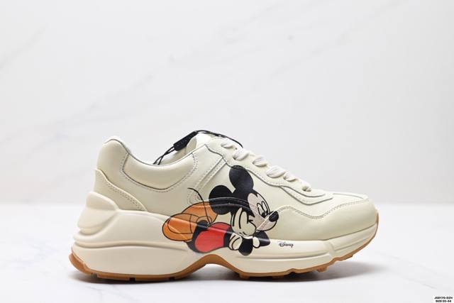 古驰老爹鞋来袭采用厚实鞋底和沉稳结构的设计，从80年代印花中汲取灵搭配的复古 Gucci Logo 以老爹鞋 Rhyton 的复古感，向悠长的时尚智慧致敬。古驰