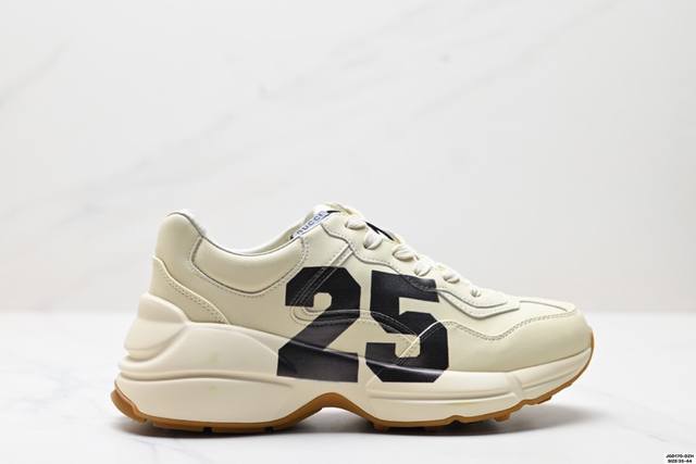 古驰老爹鞋来袭采用厚实鞋底和沉稳结构的设计，从80年代印花中汲取灵搭配的复古 Gucci Logo 以老爹鞋 Rhyton 的复古感，向悠长的时尚智慧致敬。古驰