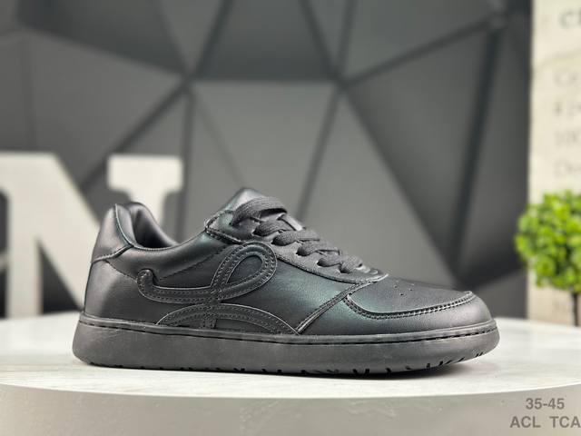 Loewe罗意威 Ballet Runner小牛皮 圆头系带 低帮 生活休闲鞋 罗意威全新版大头运动鞋Ballet Runner2以其独特的设计和舒适度赢得了时