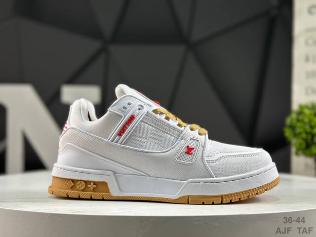 路易威登 Louis Vuitton Lv路易威登板鞋 乘风破浪的姐姐争先种草款,舒适透明底和百搭性霸屏整个时尚娱乐圈，正品1:1套楦复刻，细节调整完美主义！鞋