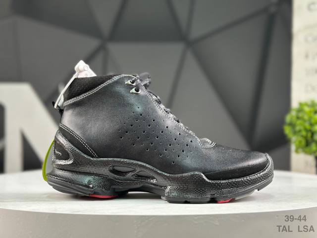 Ecco 爱步高帮 大经典 采用现代工艺品质融合 精选小牛皮面料 百搭休闲 大经典 舒适性相当不错 版型楦型非常到位上脚 专柜热销款 独有鞋型设计 特有Logo