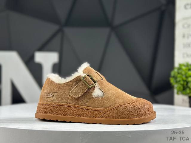精品童鞋 Ugg 品牌的起源可以追溯到澳大利亚，一战时期，澳大利亚飞行员用两块羊皮包裹成鞋子穿在脚上御寒，这种设计后来逐渐在澳洲流行开来。品牌正式创立于 197
