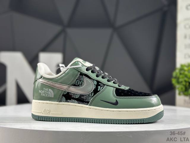 海外爆款限量发售！高端定制 耐克 Nike Air Force 1 '07 Low “北面联名---军绿色”它以复古军绿漆皮打造鞋身，质感高级且极具辨识度；视觉