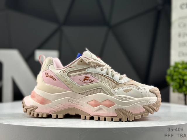 公司级 Fila Fusion斐乐潮牌 Bianco 织物合成革 硬糖 拼接减震防滑耐磨透气 低帮 老爹鞋 货号:T12W541005Fbl 尺码:35 35.