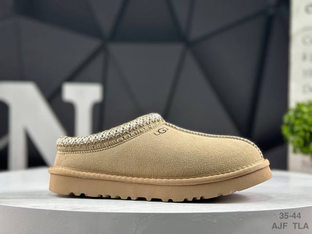 Ugg 品牌的起源可以追溯到澳大利亚，一战时期，澳大利亚飞行员用两块羊皮包裹成鞋子穿在脚上御寒，这种设计后来逐渐在澳洲流行开来。品牌正式创立于 1978 年，由