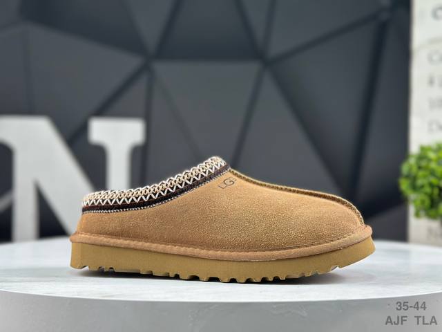 Ugg 品牌的起源可以追溯到澳大利亚，一战时期，澳大利亚飞行员用两块羊皮包裹成鞋子穿在脚上御寒，这种设计后来逐渐在澳洲流行开来。品牌正式创立于 1978 年，由