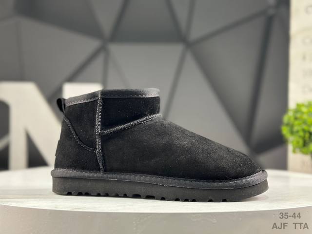 Ugg 品牌的起源可以追溯到澳大利亚，一战时期，澳大利亚飞行员用两块羊皮包裹成鞋子穿在脚上御寒，这种设计后来逐渐在澳洲流行开来。品牌正式创立于 1978 年，由