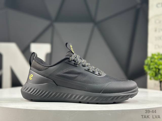 Ecco爱步男鞋轻便透气舒适耐穿 亲肤吸汗舒适内里 防滑防磨 持久干爽 简约粗绳系带 穿脱更加方便 柔韧防滑大底 鞋底立体凹槽 凹凸花纹加持 增强防滑减震性能