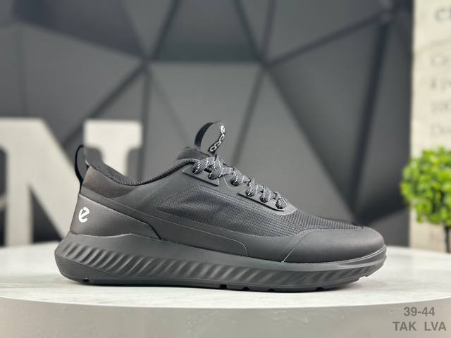 Ecco爱步男鞋轻便透气舒适耐穿 亲肤吸汗舒适内里 防滑防磨 持久干爽 简约粗绳系带 穿脱更加方便 柔韧防滑大底 鞋底立体凹槽 凹凸花纹加持 增强防滑减震性能