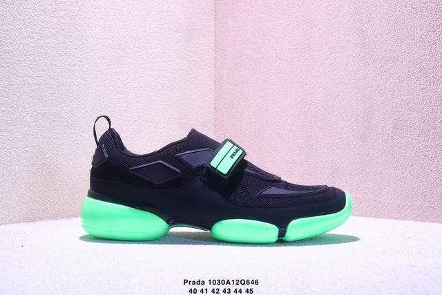 Prada 这款运动鞋系列，以多元配色与前卫设计，打造风格迥异的时尚选择。 白色款简约高级，演绎低调奢华；红底款热烈张扬，释放不羁个性；荧光绿款大胆吸睛，玩转潮