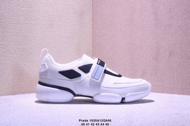 Prada 这款运动鞋系列，以多元配色与前卫设计，打造风格迥异的时尚选择。 白色款简约高级，演绎低调奢华；红底款热烈张扬，释放不羁个性；荧光绿款大胆吸睛，玩转潮