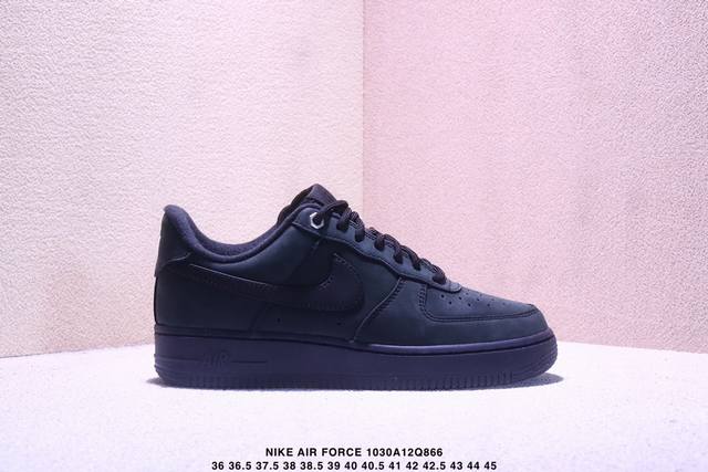 耐克 Nike Air Force 1 ’07 空军一号低帮百搭休闲运动板鞋。柔软、弹性十足的缓震性能和出色的中底设计，横跨复古与现代的外型结合，造就出风靡全球