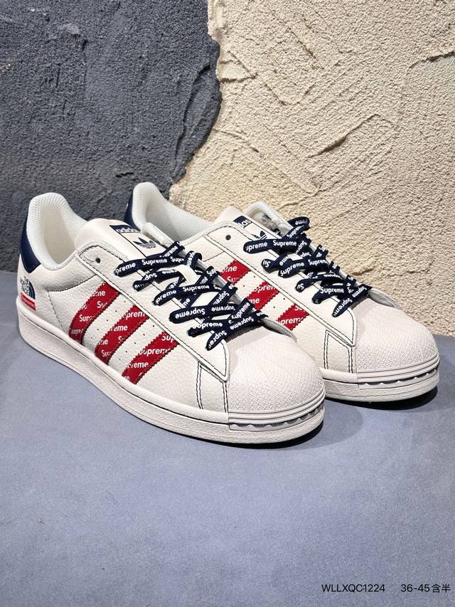 新品上市实拍 海外爆款限量发售！高端定制Adidas Superstar “克罗心联名- 白黑”延续经典贝壳头版型，复古辨识度拉满，米白鞋身搭配黑色三条纹、鞋带