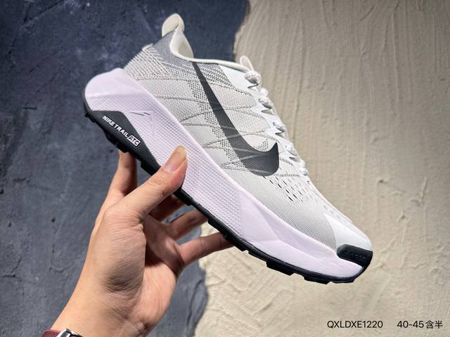 Nike Pegasus Trail 5轻盈舒适低帮 Nike Reactx 泡沫跑步鞋，设计时尚，颜色搭配亮眼，上脚效果非常吸睛。材质轻便，透气性也很好，即使