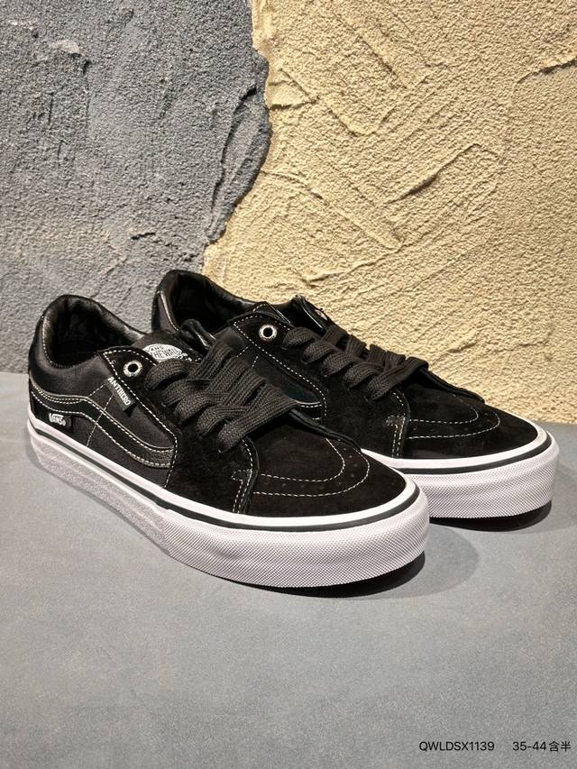 新品上市实拍 #Vans Sk8-Hi Pokonyan 神仙配色，鞋身采用宝蓝鹿皮绒 米白帆布搭配，加上红色Logo饰条，柠檬黄鞋舌织唛标可谓是点睛之笔，让你