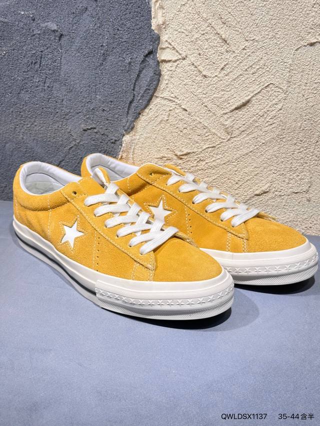 新品上市实拍 硫化鞋匡威 Converse One Star 系列在标志性的星星图案周围增加了磨边的细节 配上水洗帆布鞋面 A17900C 高弹软底情侣款35