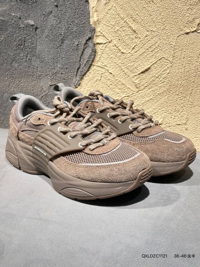 新品上市实拍 Jordan Trunner O S 经典百搭 透气支撑 生活休闲鞋 该鞋款从品牌复古跑鞋和现代前沿科技汲取灵感，并交错覆盖织物网眼、麂皮制作层次