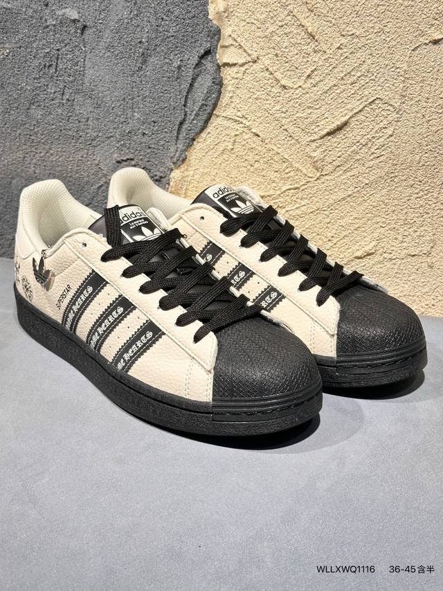 新品上市实拍 海外爆款限量发售！高端定制Adidas Superstar “克罗心联名- 白黑”延续经典贝壳头版型，复古辨识度拉满，米白鞋身搭配黑色三条纹、鞋带