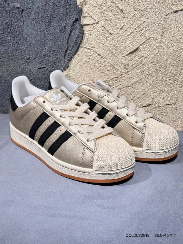 新品上市实拍 阿迪这双草莓可露丽贝壳头也太会了！！ 丝滑巧克力棕清新草莓粉 像不像刚出炉的焦糖脆皮小蛋糕 脚感巨舒服！完全不会硬～ 走路像在踩棉花糖 搭配西装裤