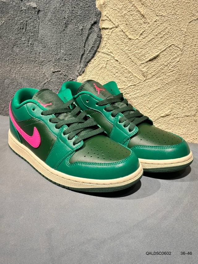 新品上市实拍 Air Jordan 1 Low 低帮 蓝柠檬 Aj1 乔丹1代 Aj1 乔1 低邦 蓝黄拼接 乔丹篮球鞋系列 鞋身采用蓝色皮革勾勒轮廓，明黄色注