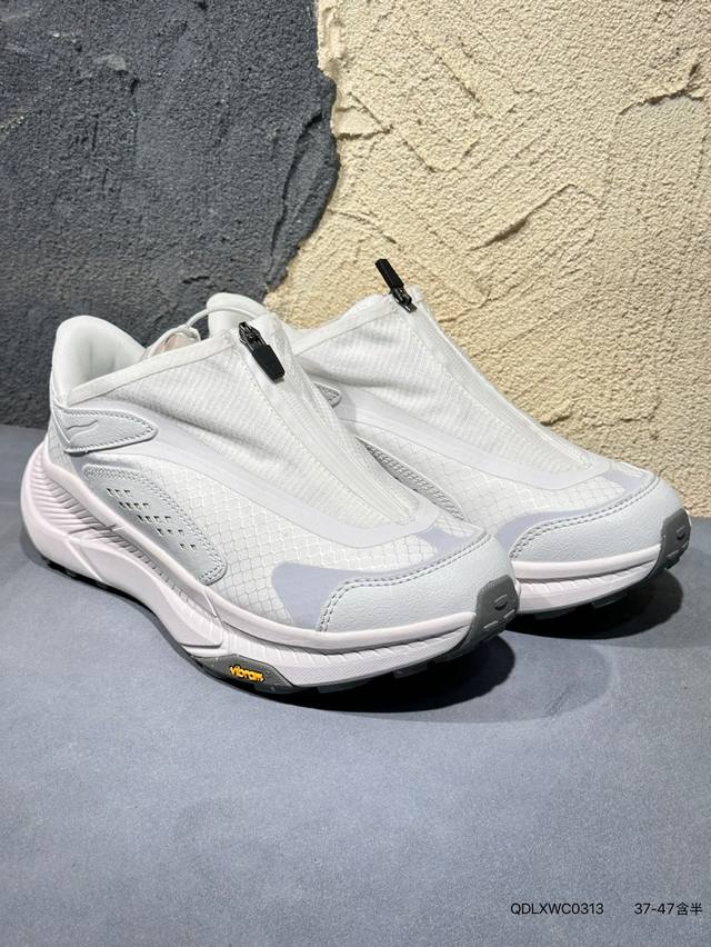 新品上市实拍 Hoka U Restore Ct 全新配色 一脚蹬系列，这个品牌来自于新西兰的毛利语，Hoka表示大地，One One表示飞越，连起来就是飞越地