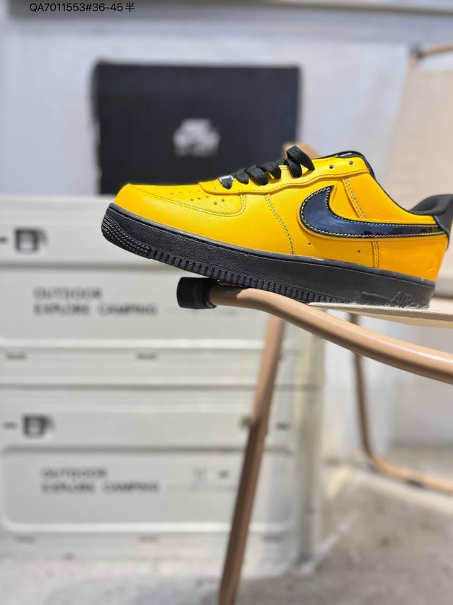 耐克 Nike Air Force 1 '07空军一号 百搭休闲运动板鞋。柔软、弹性十足的缓震性能和出色的中底设计，横跨复古与现代的外型结合Iq2513 Qa7