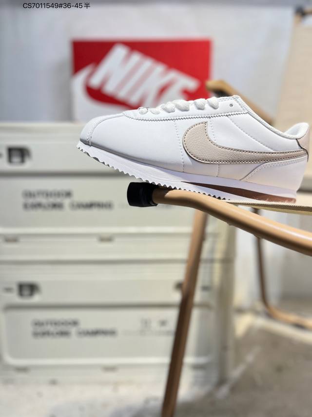 Nike Classic Cortez 全新配色 经典阿甘休闲跑步鞋 纯粹而执着的精神，使得Cortez种在了一代人的心里，无论是否喜欢它复古的鞋型，一双Nik