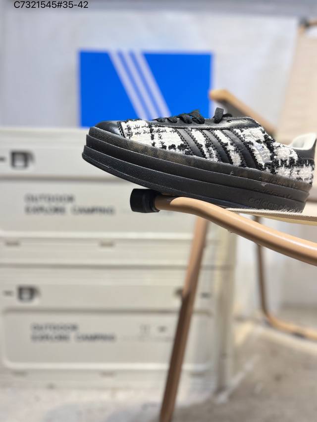 Adidas 阿迪达斯 德训系列 男女鞋真标半码制，升级原楦原纸版开发版型，采用翻毛皮组合蛇纹纤维革鞋面材质，外置加厚橡胶大底阿迪达斯 三叶草阿迪达斯Adida