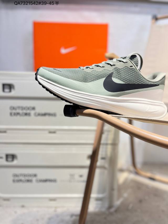 Nk Revolution 8 伦敦8代 超轻网面跑步鞋 兼顾迅疾外观和稳固脚感后跟覆面和中足动态支撑巧妙融合 缔造稳定顺畅的迈步体验Hj8485 Qa7321