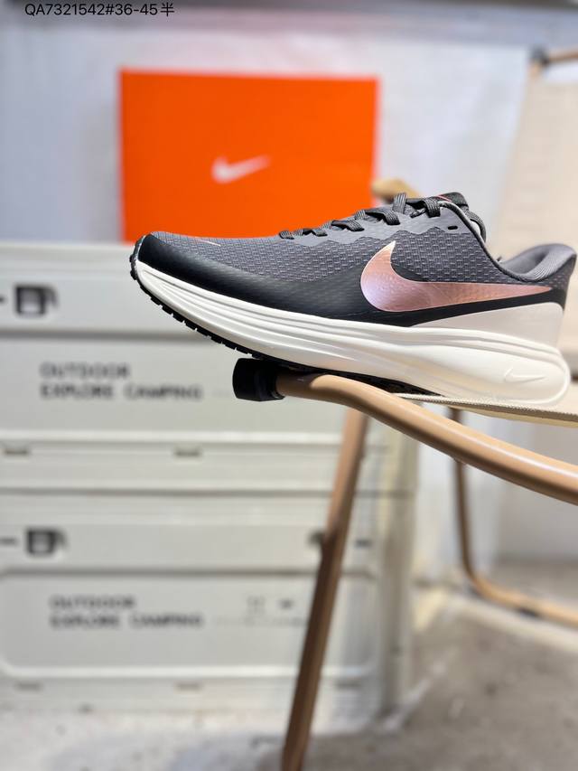 Nk Revolution 8 伦敦8代 超轻网面跑步鞋 兼顾迅疾外观和稳固脚感后跟覆面和中足动态支撑巧妙融合 缔造稳定顺畅的迈步体验Hj8485 Qa7321